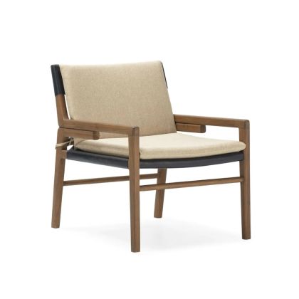 Sillón de diseño moderno en madera de teca natural, cuero negro y cojines de tela camel.