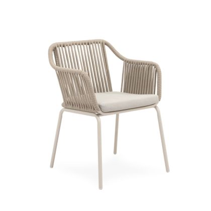 Silla de exterior étnica en acero galvanizado beige, cuerda gris y  cojín en tejido gris claro.