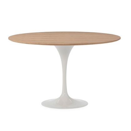 Mesa de comedor nórdica moderna con sobre en madera de fresno natural y base de aluminio blanco.