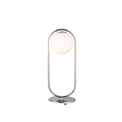 Lámpara de sobremesa moderna con estructura metálica dorada y pantalla esférica de cristal opaco blanco.