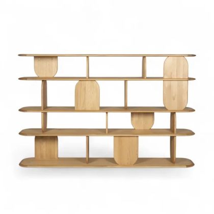 Estantería librería nórdica en madera de roble natural claro.