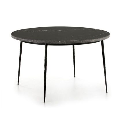 Mesa de comedor de diseño moderno con sobre de mármol negro mate y patas metálicas negras.