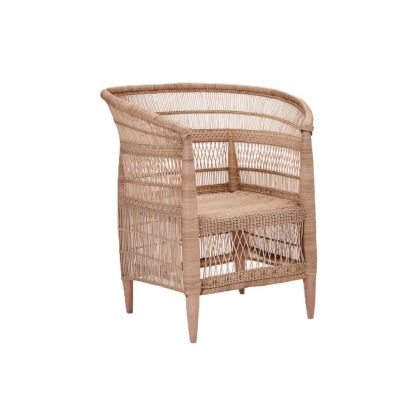 Silla étnica hecha a mano en madera y ratán natural.
