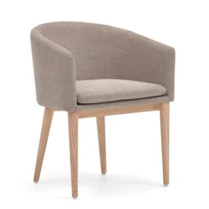 Silla nórdica en madera de fresno tapizada en tela marrón.