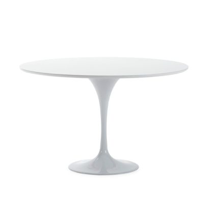 Mesa de comedor redonda con un sobre de madera y base de aluminio blanco.