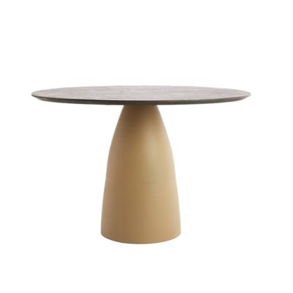 Mesa comedor moderna con sobre en madera marrón aceitado y base de metal beige mate.