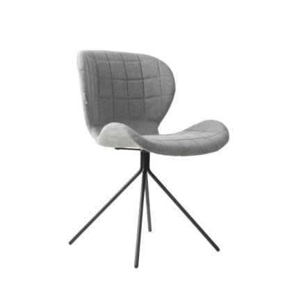 Silla moderna tapizada en tela gris claro y patas de hierro negro.
