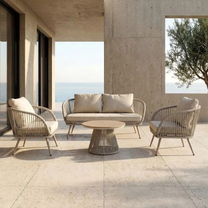 Conjunto de sofá jardín en ratán, acero color natural, cojines beige y polywood natural.