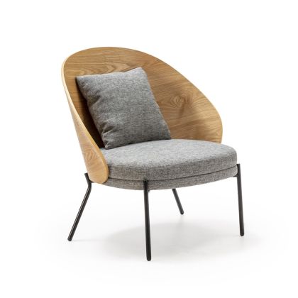 Sillón con respaldo en madera de haya natural, tapizado en tela gris y patas de metal negro.
