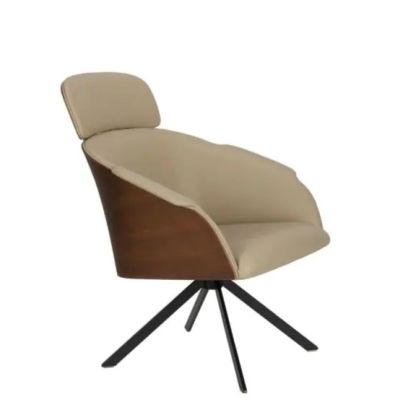 Sillón nórdico en madera nogal tapizado en cuero beige y patas de metal negro.