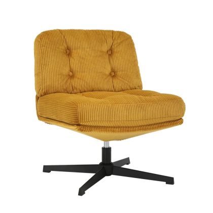 Sillón moderno tapizado en tela miel con patas de metal negro.