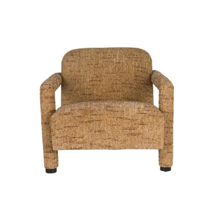 Sillón vintage en madera de eucalipto tapizado en tela ocre amarillo de tacto suave.