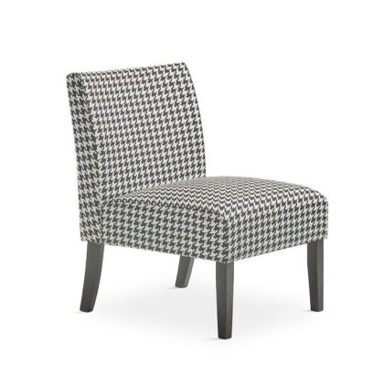 Sillón moderno tapizado en tela pata de gallo y patas de madera negra.