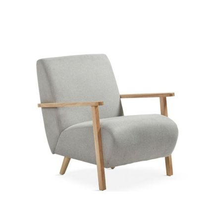 Sillón nórdico en madera natural tapizado gris.