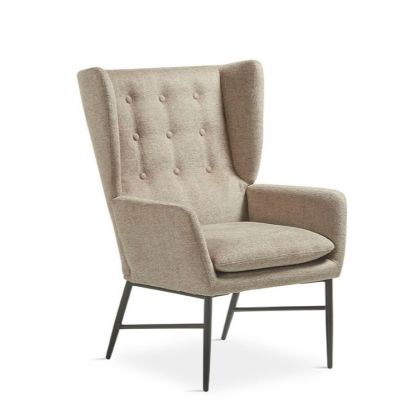 Sillón moderno en tela topo y patas de metal negro.