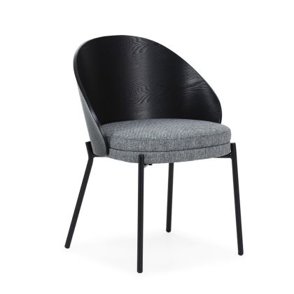Silla moderna en estructura de madera y patas de metal negro tapizado en tela gris.