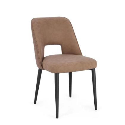Silla en madera contrachapada tapizada en cuero capuchino y patas de acero negro.