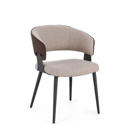 Silla en madera tapizada en tejido gris con respaldo de cuero marrón y acero negro.