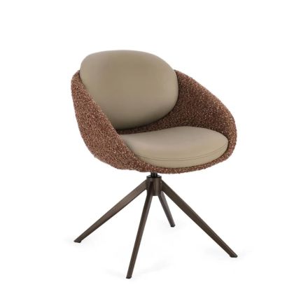 Silla giratorio en madera contrachapada tapizado marrón, cuero beige y patas de acero oscuro.