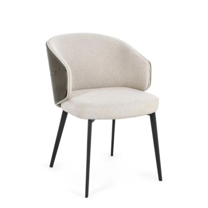 Silla en madera tapizada en tela beige con respaldo de madera de fresno oscuro y patas de acero negro.