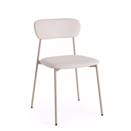 Silla en madera tapizada gris con estructura de acero topo.