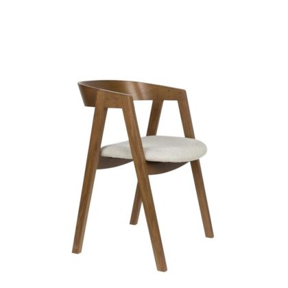Silla en madera de fresno nogal tapizado en tela en tono claro.