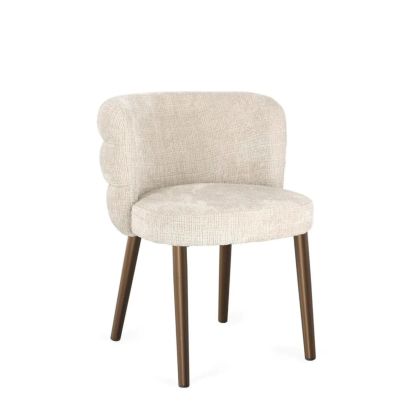 Silla en madera contrachapada tapizado en tejido beige y patas de acero bronce.