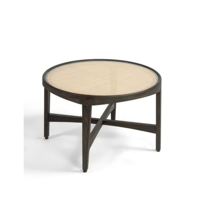 Mesa de centro étnica en madera de roble oscura con sobre de ratán natural protegido por cristal.