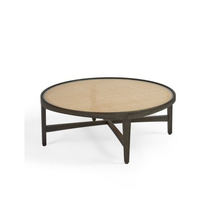 Mesa de centro étnica en madera de roble oscura con sobre de ratán natural protegido por cristal.