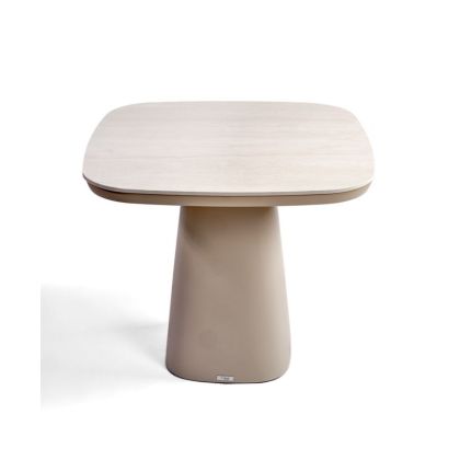 Mesa de comedor exterior nórdica en aluminio arena y sobre de cerámica blanca.