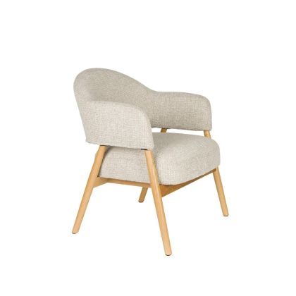 Silla nórdica en madera de roble tapizada en tela marrón claro.