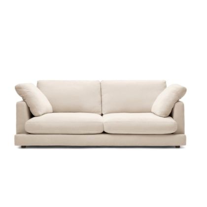 Sofá 3 plazas en madera tapizado en tela beige.