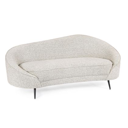 Sofá en madera tapizada en tela gris claro con patas de metal negro.