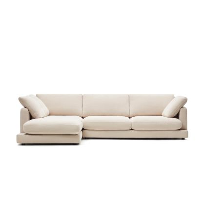 Sofá 4 plazas chaise lounge en madera tapizada en beige.