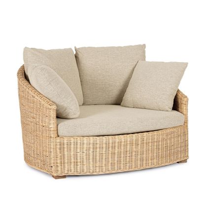 Sofá en ratán natural, tejido gris claro y patas de madera de mango.