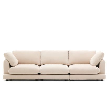 Sofá 4 plazas en madera tapizada en beige.