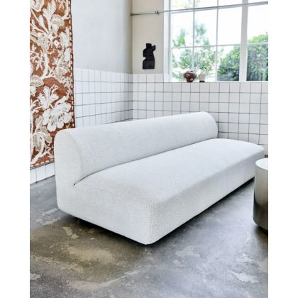 Sofá en madera contrachapada tapizada en tejido blanco roto y patas de acero plateado.
