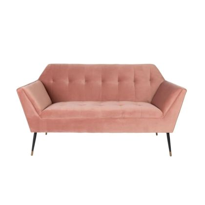 Sofá en madera de pino tapizado en tela rosa arcilla con patas de metal negro y dorado.