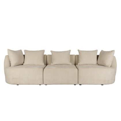 Sofá de 4,5 plazas en madera tapizada en tejido beige con cojines.