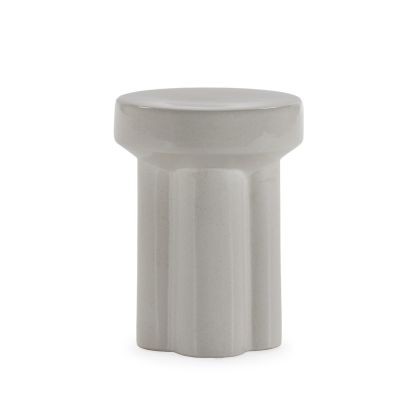 Taburete en cerámica blanca.