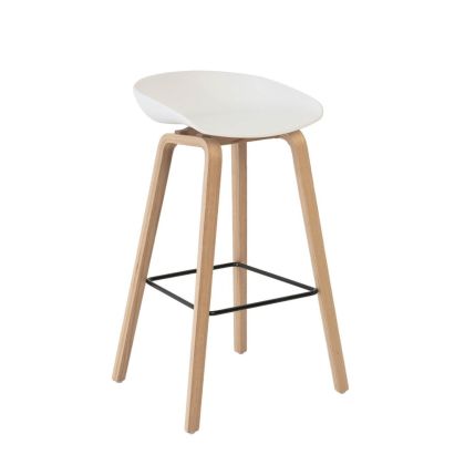 Taburete alto en madera natural con asiento de polipropileno blanco y metal negro.