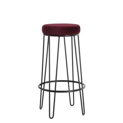 Taburete alto en metal crema tapizado en terciopelo rojo.