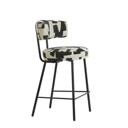Taburete alto en metal negro tapizado en tela crema con estampado negro.