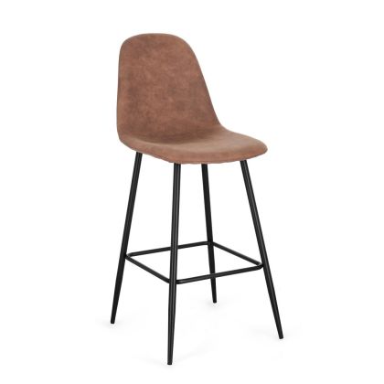 Taburete en madera tapizada en tela coñac y patas de metal negro.
