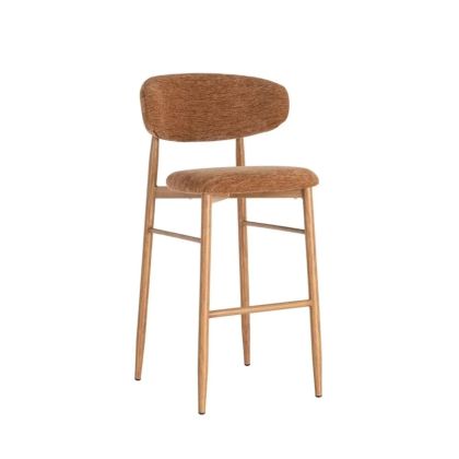 Taburete en metal efecto madera natural tapizado en tejido color melocotón.
