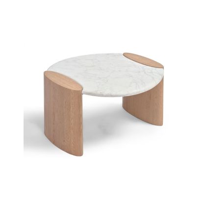 Mesa de centro nórdica moderna con sobre de mármol blanco y patas de madera de roble natural.
