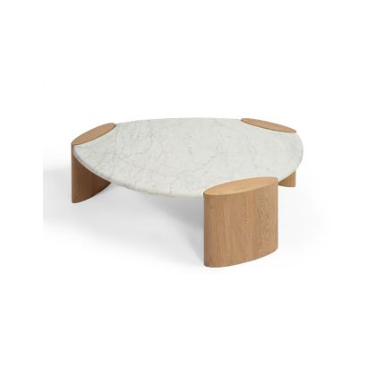 Mesa de centro nórdica moderna con sobre de mármol blanco y patas de madera de roble natural.