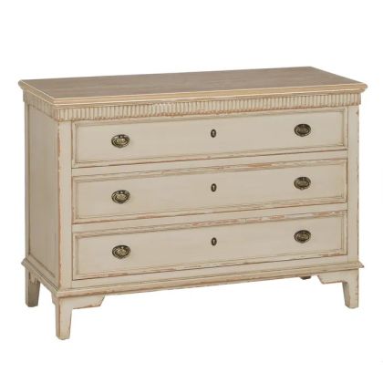 Cómoda provenzal en madera de abeto crema con sobre natural.
