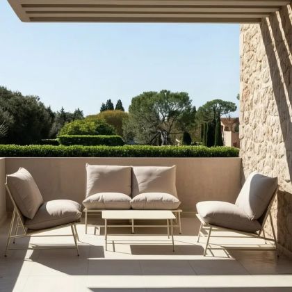 Set de jardín con 1 sofá, 2 sillones y 1 mesa de centro en acero beige.