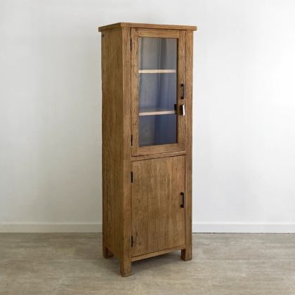 Vitrina en madera reciclada marrón y cristal.